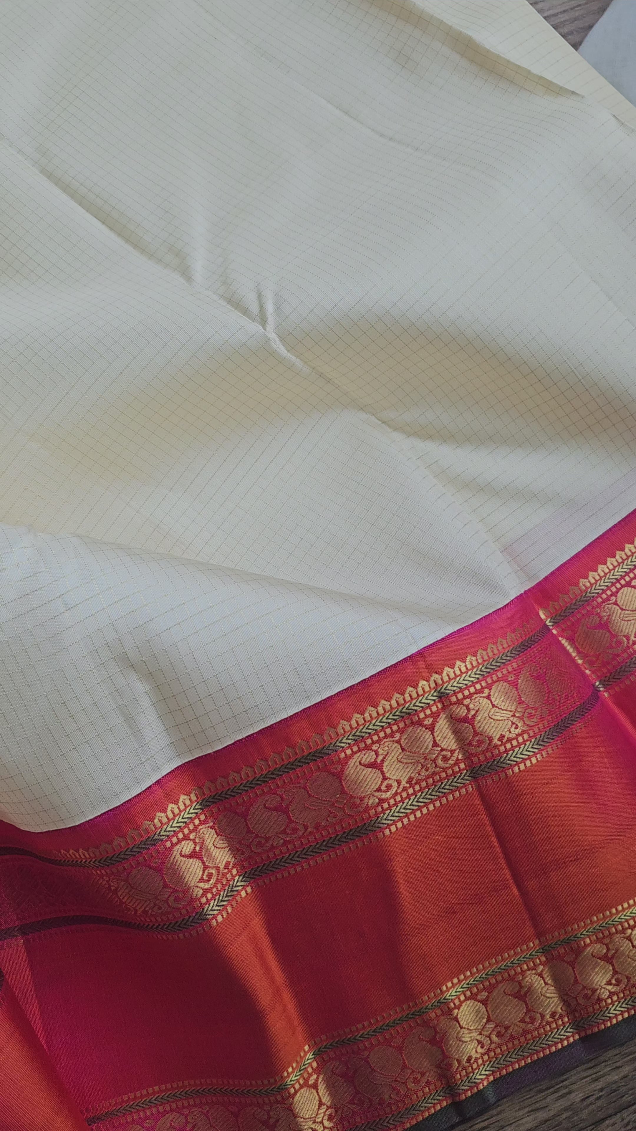 Ivory vaira oosi with korvai coral border and blouse