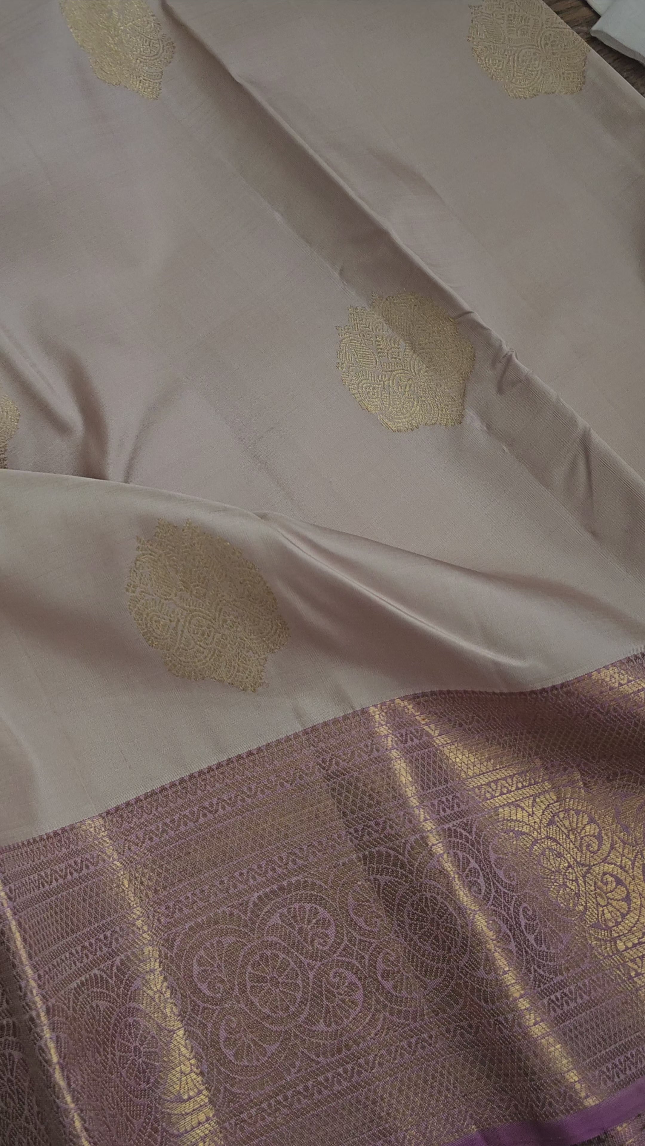 A unique Grey Kanchipuram Pattu with a light lavender blouse and border