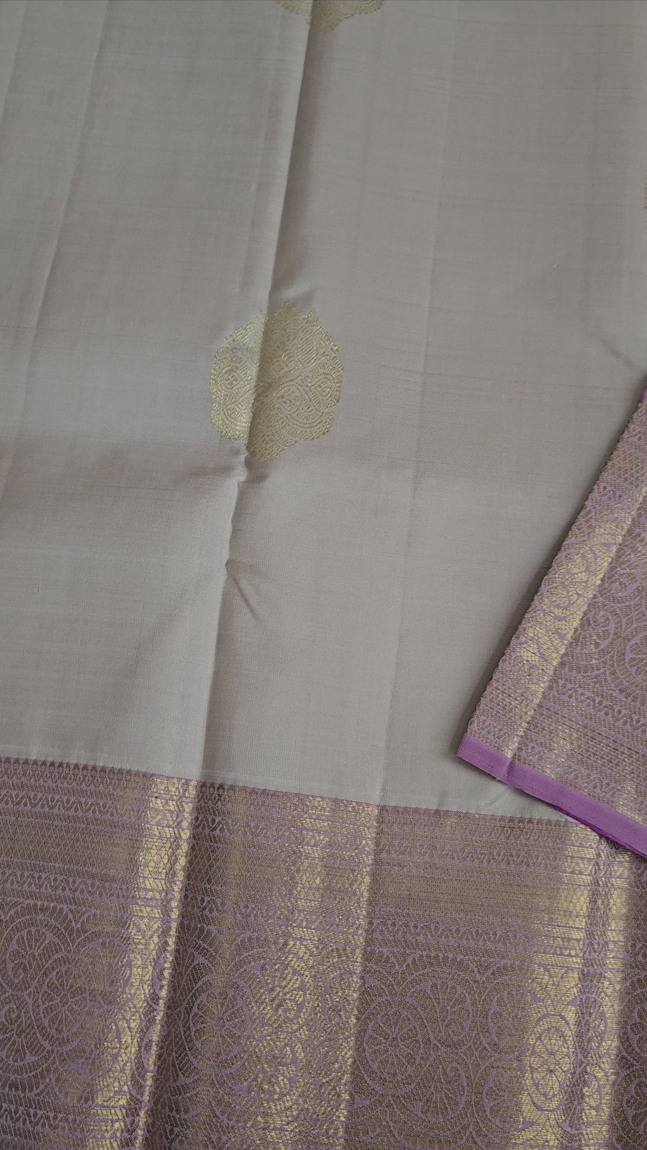 A unique Grey Kanchipuram Pattu with a light lavender blouse and border