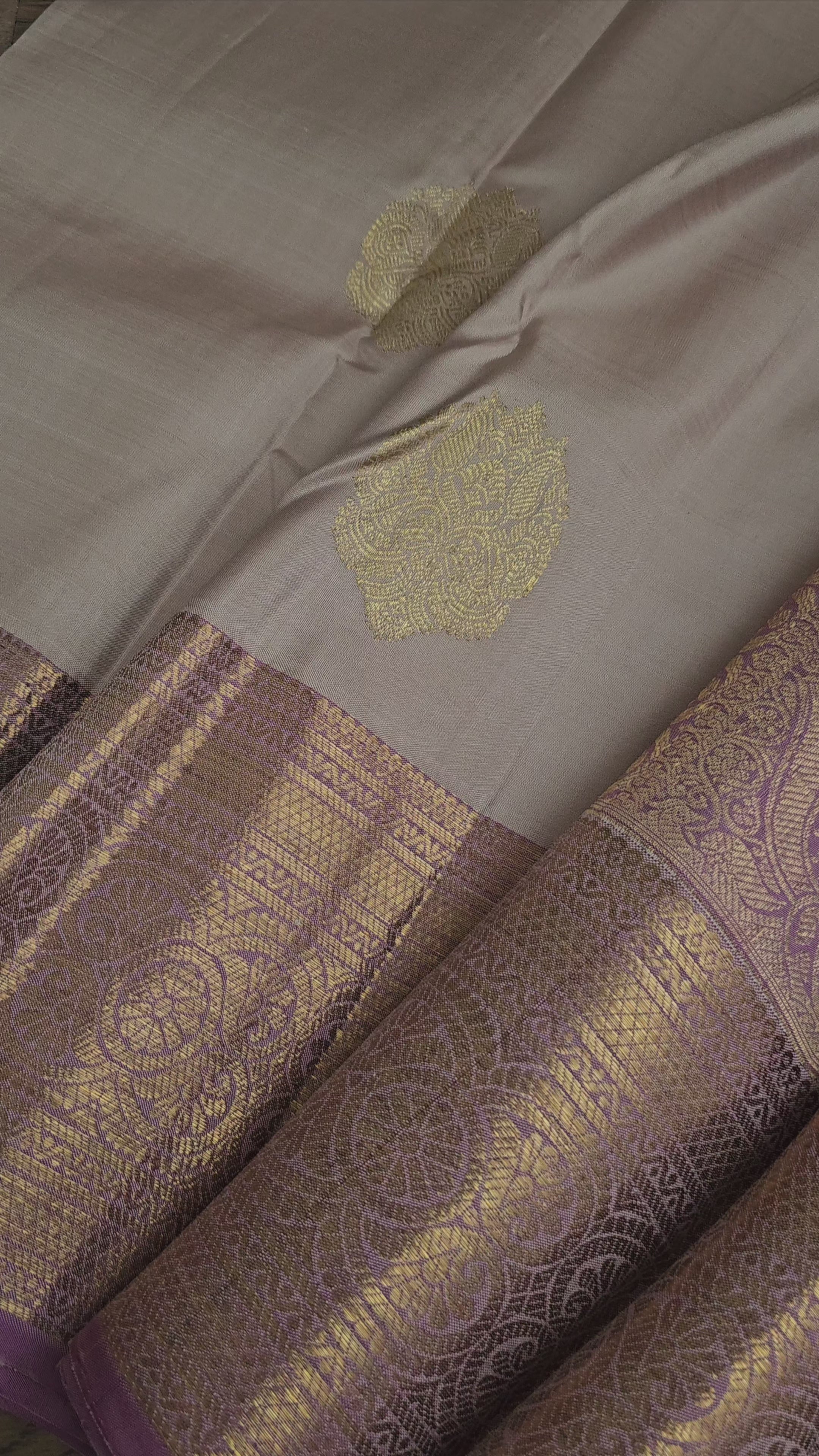 A unique Grey Kanchipuram Pattu with a light lavender blouse and border